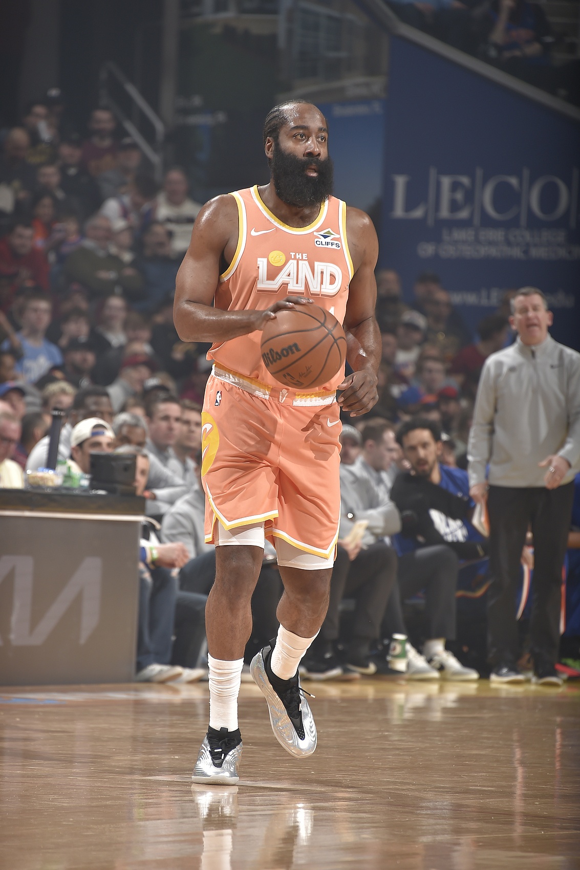 开云Kaiyun官网入口-JR：不看好骑士 哈登每次换队常规赛都打很好 但季后赛战绩摆在那